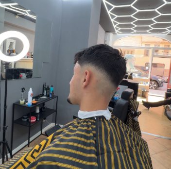 Mid fade med texturerad lugg sedd bakifrån